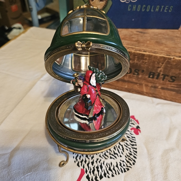 Mr. Christmas Heirloom Magical Light Musical Santa Holiday Egg Decor - Picture 4 of 5